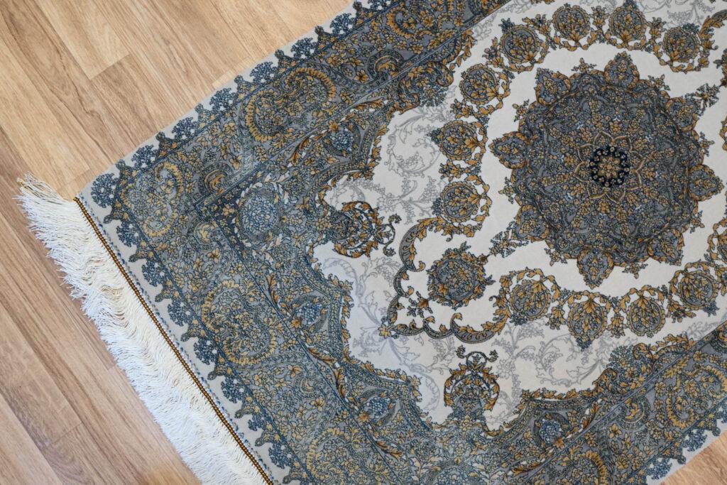 Qum Design Silk Rug 2.7'x4' View 3